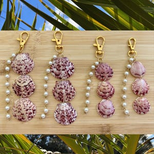 Chaveiro de concha do mar, pingente para bolsa, acessório tropical para carteira, estilo boho, concha de vieira verdadeira.