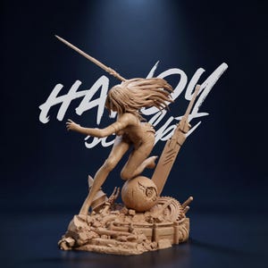 Puede incluir: Escultura de color beige de una figura femenina en pose dinámica, sosteniendo una lanza. La figura está arrodillada sobre una base con elementos mecánicos y una esfera. El texto "HARDY SCULPT" es visible en blanco. El fondo es azul oscuro.