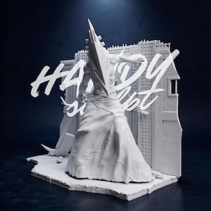 Pode incluir: Escultura branca de uma figura com cabeça em forma de pirâmide e uma longa túnica rasgada, em frente a um edifício em ruínas. O texto "HANDY SCULPT" está escrito em branco na imagem. A escultura está sobre uma base branca.