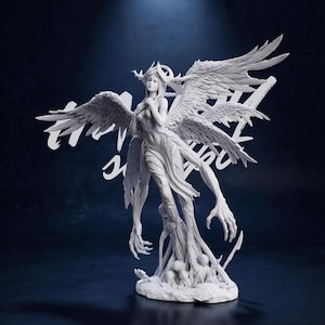 Może przedstawiać: Biały ceramiczny kubek z czarnym uchwytem i napisem "But First, Coffee" pogrubioną czcionką. Kubek jest ustawiony na rozmytym tle, sugerującym przytulne otoczenie.