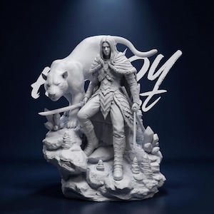 Puede incluir: Escultura blanca detallada de un guerrero con cabello largo, sosteniendo dos espadas, de pie sobre una base rocosa con una pantera blanca. La escultura tiene una armadura intrincada y está sobre un fondo azul oscuro. La palabra "by" está escrita en blanco.