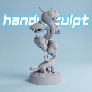 Puede incluir: Una figura de criatura de color gris claro con varias cabezas sobre una base circular. La escultura presenta cuatro cabezas distintas con ojos grandes y dientes visibles, todas conectadas a un solo cuerpo. El texto "handisculpt" es visible en blanco.
