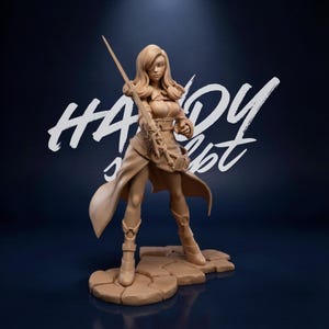 Può includere: Statuetta color camoscio di una guerriera con una spada, in piedi su una base di pietra. La figura indossa un abito dettagliato con stivali e un mantello fluente. Lo sfondo è blu scuro con il testo "HANDY" e "SCULPT" in bianco.