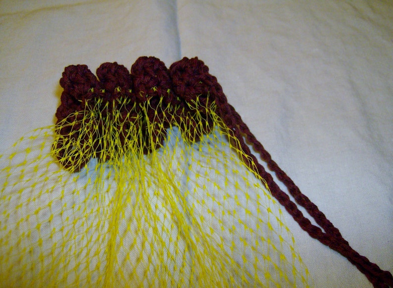 Upcycled Produce Bag DIY instructions, crochet trim and closure to up-cycle a mesh produce market tote bag. image 4