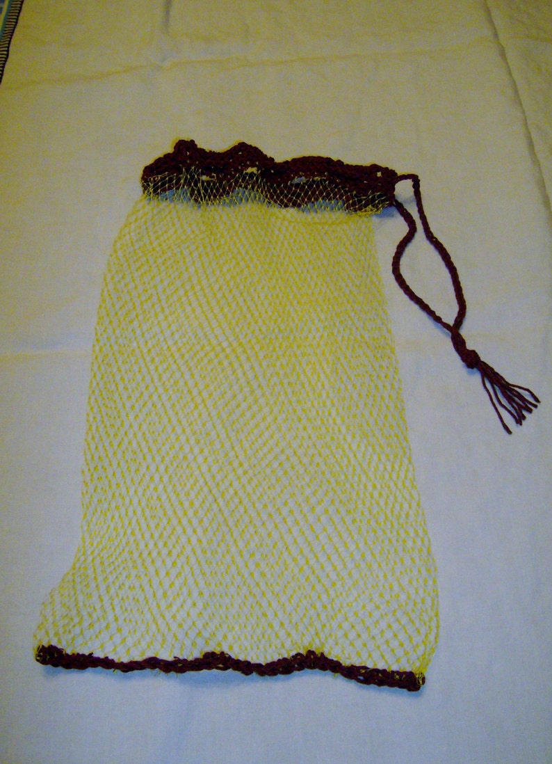 Upcycled Produce Bag DIY instructions, crochet trim and closure to up-cycle a mesh produce market tote bag. image 3