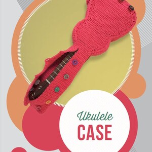 Könnte beinhalten: Eine rote, gehäkelte Ukulele-Tasche mit Knopfverschluss. Die Tasche ist so geformt, dass sie für eine Ukulele geeignet ist und eine braune Ukulele enthält. Der Text "Ukulele CASE" wird auf dem Bild angezeigt.