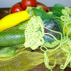 Upcycled Produce Bag DIY instructions, crochet trim and closure to up-cycle a mesh produce market tote bag. image 2