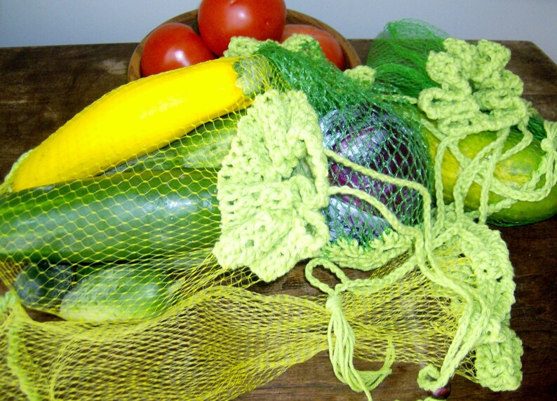 Upcycled Produce Bag DIY instructions, crochet trim and closure to up-cycle a mesh produce market tote bag. image 2