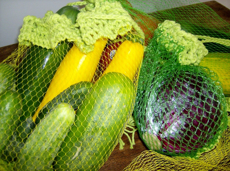 Upcycled Produce Bag DIY instructions, crochet trim and closure to up-cycle a mesh produce market tote bag. image 1