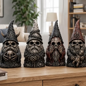 Könnte beinhalten: Vier gotische Zwergenfiguren mit Totenkopfgesichtern und spitzen Hüten. Die erste trägt einen gehörnten Hut mit Pentagramm, die zweite ist in Ketten gewickelt, die dritte hält sich die Augen zu und die vierte hält eine kleine Puppe in den Händen.