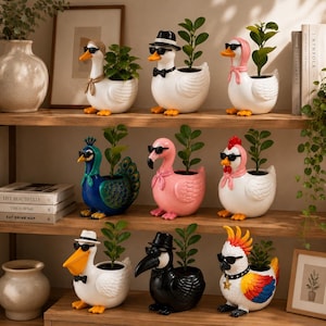 Può includere: Una collezione di nove vasi decorativi a forma di animale, ognuno raffigurante un uccello con occhiali da sole e accessori, tra cui un pavone, un fenicottero, un pollo e un pappagallo, con piccole piante verdi che crescono sul dorso.