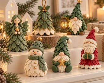 Könnte beinhalten: Eine Sammlung von sechs dekorativen Weihnachtsfiguren, darunter ein Engel mit Stern, ein baumförmiger Anhänger, ein Wichtel mit Laterne, ein Schneemann, ein Wichtel mit Stern und eine Weihnachtsmannfigur, alle mit strukturierten blattartigen Details.