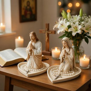 Puede incluir: Un letrero de madera hecho a mano con la palabra "Bienvenido" en estilo manuscrito. El letrero está pintado de blanco con un acabado envejecido y presenta un diseño floral. El letrero mide aproximadamente 30 cm de ancho y 15 cm de alto.