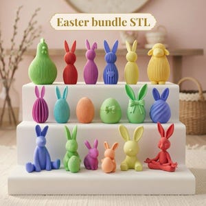 Może przedstawiać: Kolekcja kolorowych figurek wielkanocnych, w tym króliczków, jajek, kurczaka i owcy, ułożonych na wielopoziomowej białej ekspozycji. Figurki są w różnych kolorach, takich jak czerwony, niebieski, zielony, żółty i różowy. Tekst "Easter bundle STL" znajduje się na górze.