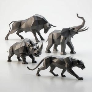 以下が含まれることがあります： 4つの幾何学的な動物の彫刻。雄牛、サイ、象、パンサー。各彫刻は濃いグレーで、多面体の多角形デザインです。雄牛は大きな角を持ち、サイは目立つ角を持ち、象は鼻を上げています。