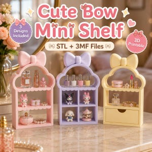 Könnte beinhalten: Drei Miniregale mit schleifenförmigen Oberteilen in Rosa, Lavendel und Gelb. Die Regale verfügen über mehrere Fächer mit Miniaturfiguren, Parfümflaschen und Schmuck. Text: Cute Bow Mini Shelf, 3 Designs Included, STL + 3MF Files, 3D Printable.