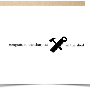 Può includere: Un biglietto di auguri con un'illustrazione in bianco e nero di un martello e una sega incrociati. Il testo recita "congrats, to the sharpest in the shed".