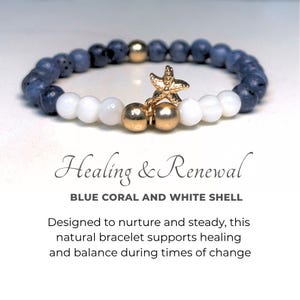 Puede incluir: Pulsera de coral azul y conchas blancas, con un dije de estrella de mar dorada y cuentas doradas. La imagen incluye el texto "Healing & Renewal". La pulsera es una mezcla de azul y blanco.