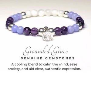 Puede incluir: Una pulsera de cuentas con piedras preciosas moradas, lavanda y blancas, con detalles plateados y un dije de árbol de la vida. El texto "Grounded Grace" y "GENUINE GEMSTONES" se muestra debajo de la pulsera.