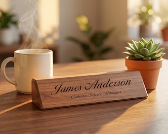 Placa de escritorio personalizada de madera de nogal para líderes y colegas / Letrero de oficina grabado a medida con nombre y título.