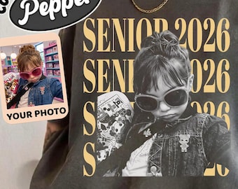 Camiseta Comfort Colors® personalizada para graduados de 2026, con foto vintage personalizada y año de graduación.