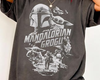 Comfort Colors® Star Wars The Mandalorian And Grogu Poster-Shirt, Kopfgeldjäger-Shirt im 90er-Jahre-Stil