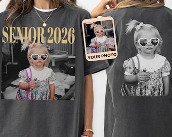 Camiseta personalizada Comfort Colors® para graduados de 2026, foto personalizada de la promoción de 2026, ¡Mamá orgullosa de la graduación!