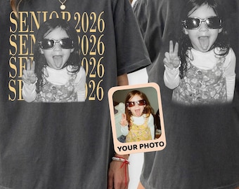 Camiseta Comfort Colors® personalizada con foto y año de graduación 2026: Foto de graduación personalizada para niño o niña
