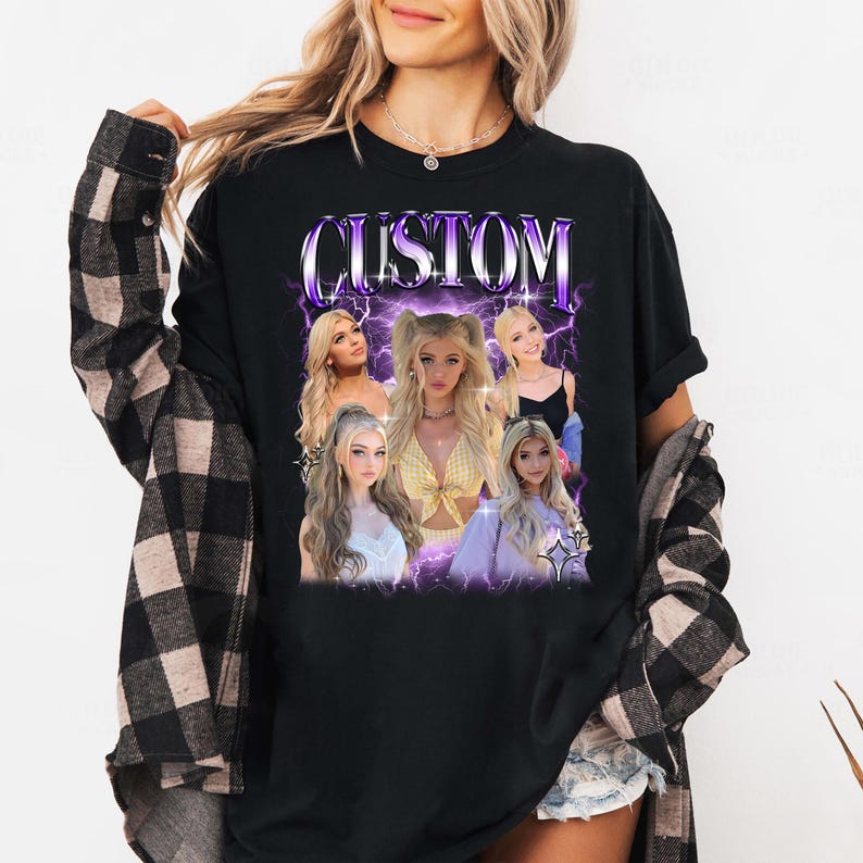 Puede incluir: Camiseta negra de manga larga con un dise&ntilde;o gr&aacute;fico. El dise&ntilde;o presenta la palabra "CUSTOM" en una fuente p&uacute;rpura estilizada y m&uacute;ltiples im&aacute;genes de una mujer rubia con acentos de rayos. La camiseta es de estilo casual.
