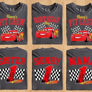 Pu&ograve; includere: Sei magliette grigie con disegni a tema racing. La parte anteriore delle magliette presenta un'auto da corsa rossa e il testo "Henry's Pit Crew" e "Birthday Boy". Il retro delle magliette dice "Sister", "Henry" e "Mama".