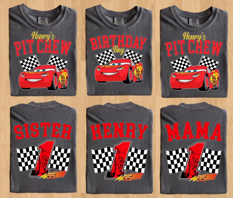Pu&ograve; includere: Sei magliette grigie con disegni a tema racing. La parte anteriore delle magliette presenta un'auto da corsa rossa e il testo "Henry's Pit Crew" e "Birthday Boy". Il retro delle magliette dice "Sister", "Henry" e "Mama".