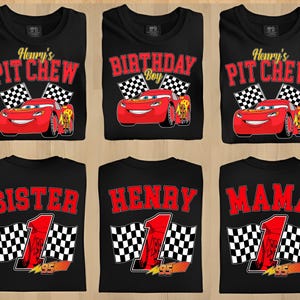 Pu&ograve; includere: Magliette nere con vari disegni raffiguranti un'auto da corsa rossa e bandiere a scacchi. Alcune magliette riportano le scritte "Henry's Pit Crew", "Birthday Boy", "Sister", "Henry" e "Mama". &Egrave; presente anche il numero "1" e "95".