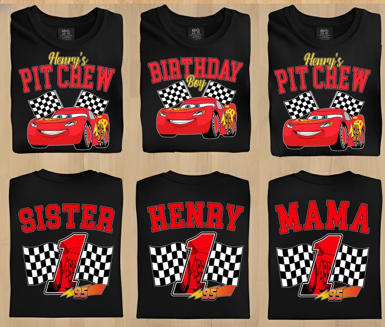 Pu&ograve; includere: Magliette nere con vari disegni raffiguranti un'auto da corsa rossa e bandiere a scacchi. Alcune magliette riportano le scritte "Henry's Pit Crew", "Birthday Boy", "Sister", "Henry" e "Mama". &Egrave; presente anche il numero "1" e "95".