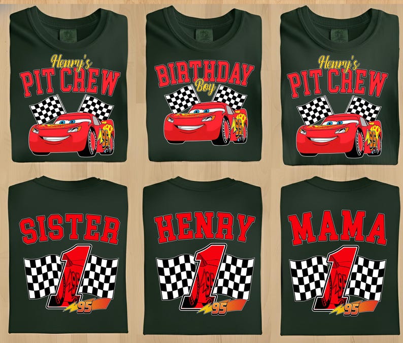 Pu&ograve; includere: T-shirt verde scuro con vari disegni raffiguranti un'auto da corsa rossa, bandiere a scacchi e testo. I disegni includono "Henry's Pit Crew", "Birthday Boy", "Sister", "Henry" e "Mama". &Egrave; presente anche il numero "95".