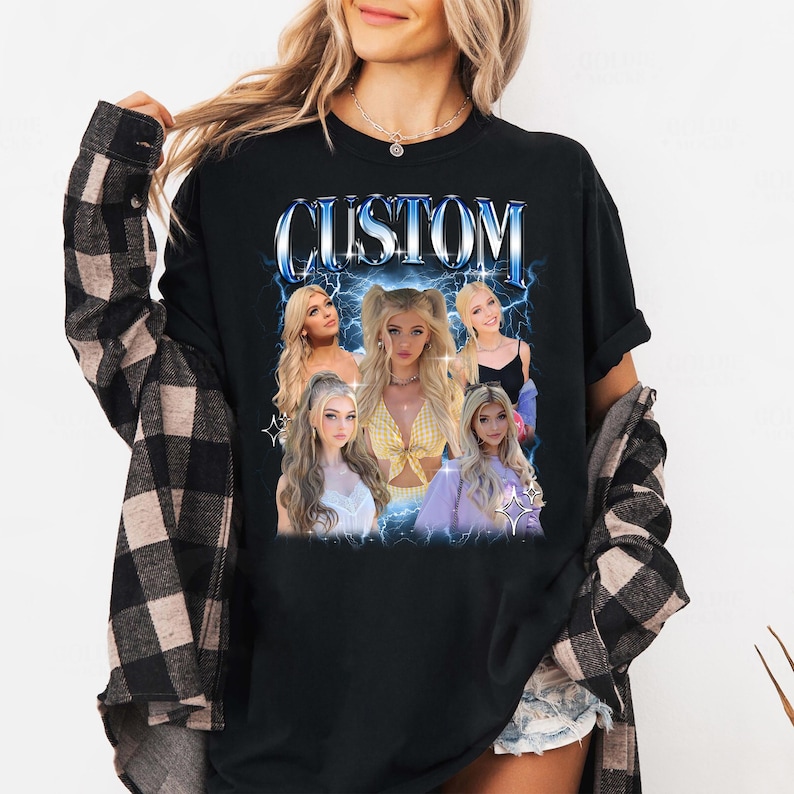 Puede incluir: Camiseta negra de manga larga con un gr&aacute;fico que presenta la palabra "CUSTOM" en un dise&ntilde;o azul con rayos. El gr&aacute;fico incluye m&uacute;ltiples im&aacute;genes de una mujer rubia. La camiseta es de estilo casual.
