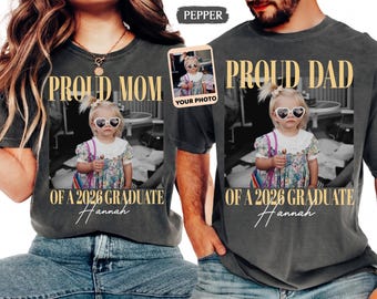 Camiseta Comfort Colors® personalizada "Mamá orgullosa, papá" para graduados de 2026, camiseta de graduación familiar, para mayores de 65 años.