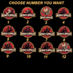 Peut inclure: Fond noir avec douze motifs circulaires repr&eacute;sentant un dinosaure et le texte "MONGO IS APPALLED". Chaque motif porte un num&eacute;ro diff&eacute;rent de 1 &agrave; 12. Le texte "CHOOSE NUMBER YOU WANT" est en haut.