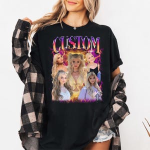 Puede incluir: Camiseta negra de manga larga con un dise&ntilde;o gr&aacute;fico con la palabra "CUSTOM" en una fuente retro. El dise&ntilde;o incluye im&aacute;genes de varias mujeres con cabello rubio, sobre un fondo de rayos p&uacute;rpuras y amarillos. La camiseta la lleva una persona.