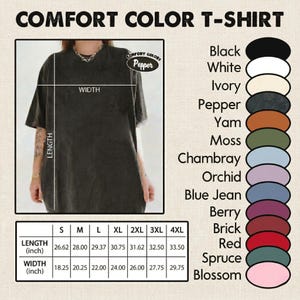 Pu&ograve; includere: Una maglietta Comfort Colors grigio scuro con opzioni di taglia e colore. La lunghezza della maglietta varia da 67,62 cm a 85,09 cm e la larghezza da 46,36 cm a 75,57 cm. Le opzioni di colore includono nero, bianco, avorio, pepe e altro.