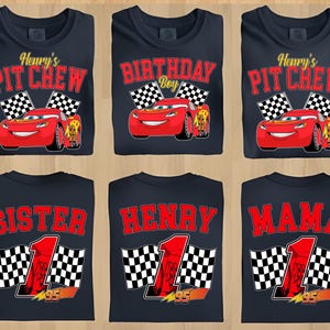 Pu&ograve; includere: T-shirt blu navy con vari disegni. Alcune magliette dicono "Henry's Pit Crew" con un'auto da corsa rossa e bandiere a scacchi. Altri dicono "Birthday Boy", "Sister", "Henry" e "Mama" con un'auto da corsa e il numero 1.