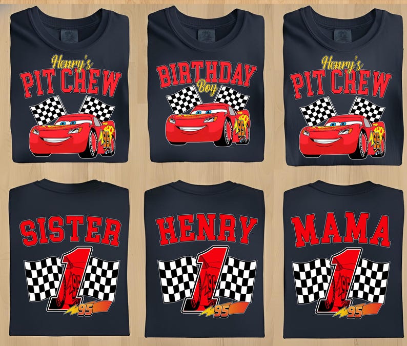 Pu&ograve; includere: T-shirt blu navy con vari disegni. Alcune magliette dicono "Henry's Pit Crew" con un'auto da corsa rossa e bandiere a scacchi. Altri dicono "Birthday Boy", "Sister", "Henry" e "Mama" con un'auto da corsa e il numero 1.