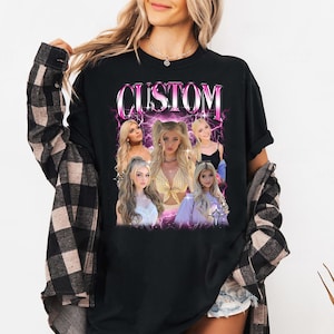 Puede incluir: Camiseta negra de manga larga con un dise&ntilde;o gr&aacute;fico. El dise&ntilde;o presenta la palabra "CUSTOM" en rosa y blanco, con im&aacute;genes de una mujer con cabello rubio, sobre un fondo de rayos rosas. La camiseta es de estilo casual.