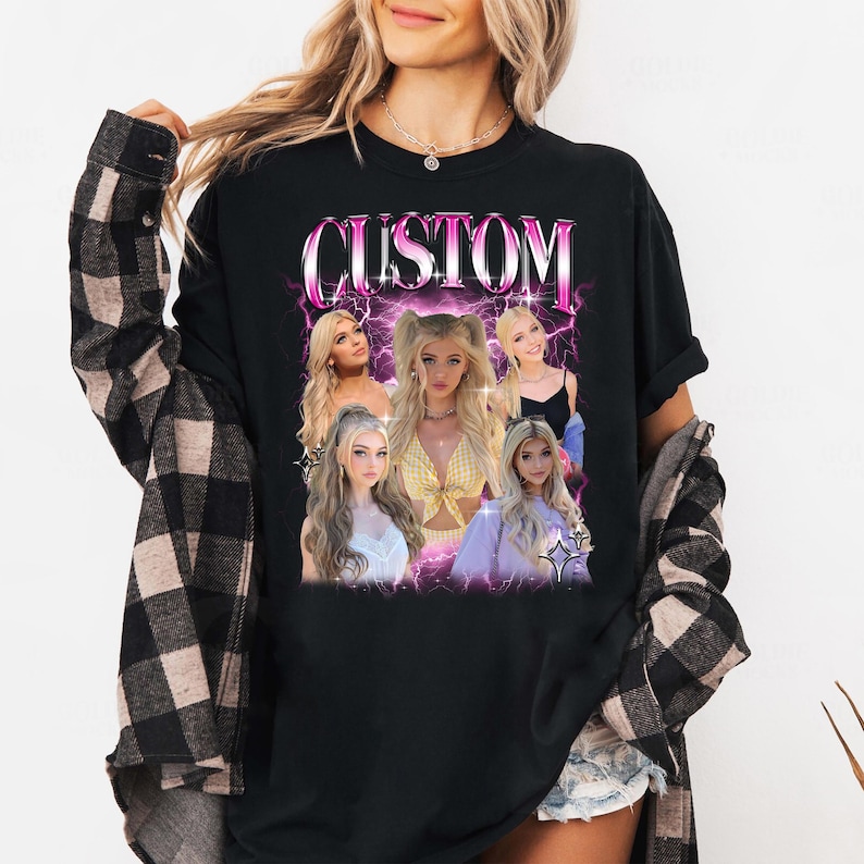 Puede incluir: Camiseta negra de manga larga con un dise&ntilde;o gr&aacute;fico. El dise&ntilde;o presenta la palabra "CUSTOM" en rosa y blanco, con im&aacute;genes de una mujer con cabello rubio, sobre un fondo de rayos rosas. La camiseta es de estilo casual.