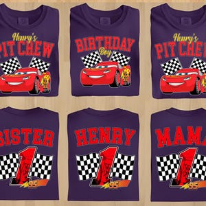 Pu&ograve; includere: Sei magliette viola con vari disegni. Le magliette presentano i testi "Henry's Pit Crew", "Birthday Boy", "Sister", "Henry" e "Mama". Ogni disegno include un'auto da corsa rossa e bandiere a scacchi.
