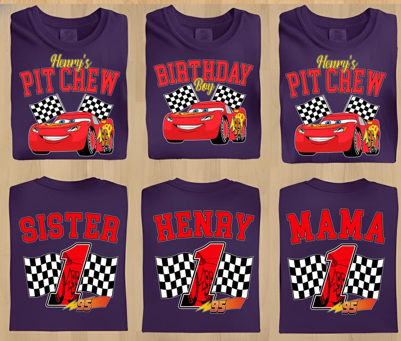 Pu&ograve; includere: Sei magliette viola con vari disegni. Le magliette presentano i testi "Henry's Pit Crew", "Birthday Boy", "Sister", "Henry" e "Mama". Ogni disegno include un'auto da corsa rossa e bandiere a scacchi.