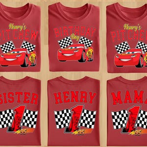 Pu&ograve; includere: Magliette rosse con vari disegni raffiguranti un'auto da corsa rossa, bandiere a scacchi e testo. Alcune magliette riportano le scritte "Henry's Pit Crew", "Birthday Boy", "Sister", "Henry" e "Mama".