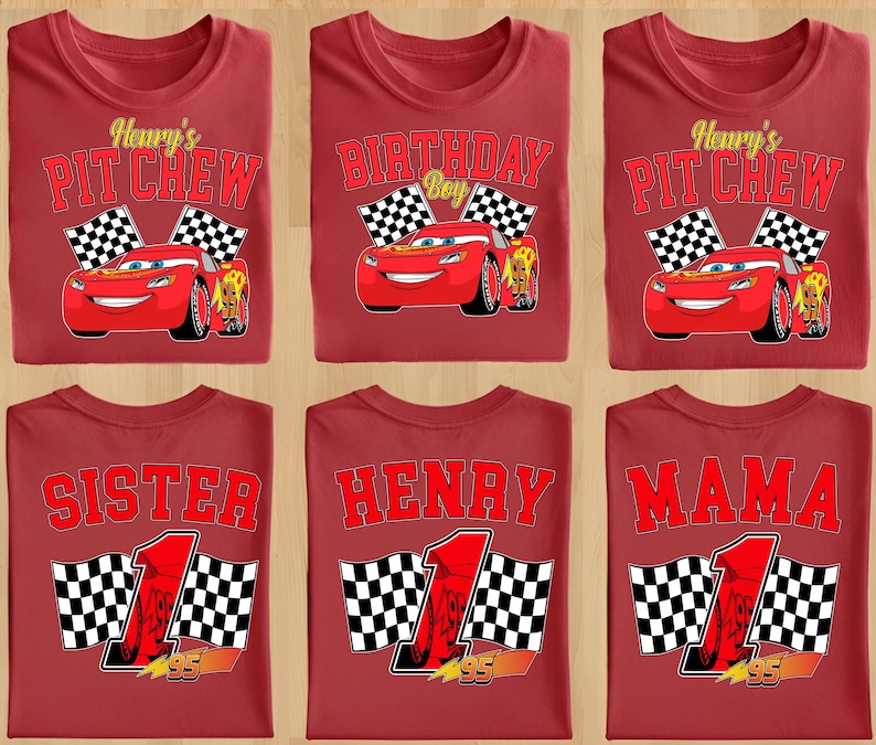 Pu&ograve; includere: Magliette rosse con vari disegni raffiguranti un'auto da corsa rossa, bandiere a scacchi e testo. Alcune magliette riportano le scritte "Henry's Pit Crew", "Birthday Boy", "Sister", "Henry" e "Mama".