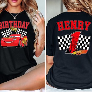 Pu&ograve; includere: T-shirt nero con grafica di auto da corsa rossa, la scritta "BIRTHDAY BOY" e bandiere a scacchi. Il retro mostra il nome "HENRY", il numero "1" e una grafica di auto da corsa con il numero "95".