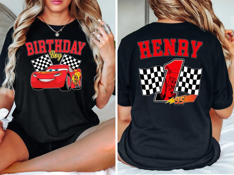 Pu&ograve; includere: T-shirt nero con grafica di auto da corsa rossa, la scritta "BIRTHDAY BOY" e bandiere a scacchi. Il retro mostra il nome "HENRY", il numero "1" e una grafica di auto da corsa con il numero "95".