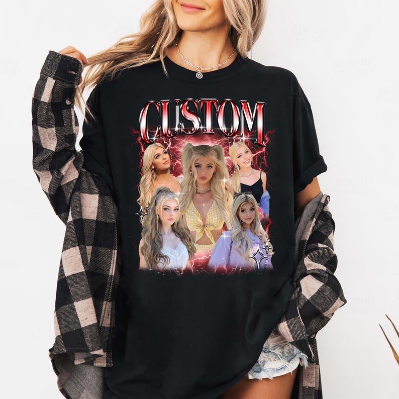 Puede incluir: Camiseta negra de manga larga con un dise&ntilde;o gr&aacute;fico. El dise&ntilde;o presenta la palabra "CUSTOM" en rojo y blanco, con im&aacute;genes de una mujer rubia y un efecto de rayo rojo. La camiseta la lleva una persona.